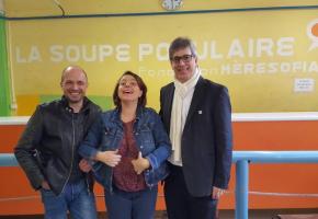 Satisfaction de circonstance pour les représentants de la Fondation Mère Sofia et de la Ville de Lausanne. De gauche à droite Yan Desarzens, Ada Mara et le municipal Oscar Tosato. DR Satisfaction de circonstance pour les représentants de la Fondation Mère Sofia et de la Ville de Lausanne. De gauche à droite Yan Desarzens, Ada Mara et le municipal Oscar Tosato. DR