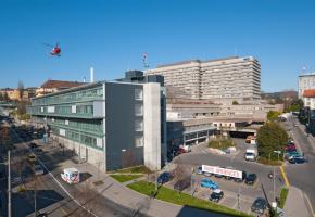 Le CHUV possède la deuxième plus grande cuisinière hospitalière de Suisse romande. Près de 7000 repas y sont préparés chaque jour. dr Le CHUV possède la deuxième plus grande cuisinière hospitalière de Suisse romande. Près de 7000 repas y sont préparés chaque jour. dr