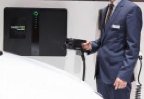 L’inventeur et directeur technique Toufann Chaudhuri présentait sa borne révolutionnaire au Salon de Genève. KOVACS L’inventeur et directeur technique Toufann Chaudhuri présentait sa borne révolutionnaire au Salon de Genève. KOVACS