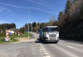 Les autorités n’arrivent pas à se mettre d’accord sur le nombre de camions ou autres véhicules utilitaires qui empruntent cette route quotidiennement. fb Les autorités n’arrivent pas à se mettre d’accord sur le nombre de camions ou autres véhicules utilitaires qui empruntent cette route quotidiennement. fb
