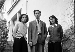 Le roi sur l’escalier de la Villa Vadhana qu’il a occupée à Pully. DR  Le roi sur l’escalier de la Villa Vadhana qu’il a occupée à Pully. DR