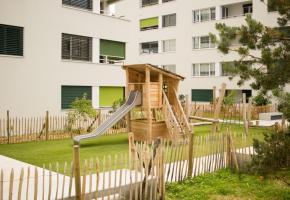 La nouvelle place de jeux comprend un toboggan, un parcours d’équilibre et une grande balançoire. MISSON