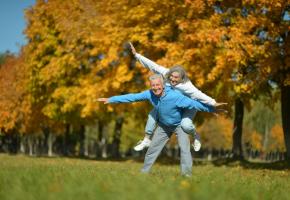Associer les seniors à une réflexion sur leurs besoins et attentes, dans une démarche participative. 123RF