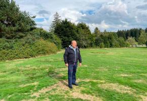 Philippe Mazenauer a fait réaliser un photomontage qui démontre, selon lui, l’enfer qui l’attend en 2026. En arrière-plan, ses deux maisons. DR Philippe Mazenauer a fait réaliser un photomontage qui démontre, selon lui, l’enfer qui l’attend en 2026. En arrière-plan, ses deux maisons. DR