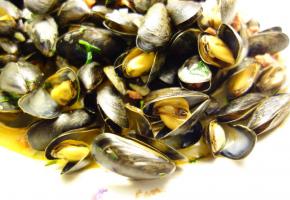 Moules du Mont Saint-Michel aux bolets et au lard Moules du Mont Saint-Michel aux bolets et au lard