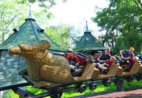 A Orlando, aux Etats-Unis, l’un des grands huit de Harry Potter. En 2010, une première zone dédiée au jeune sorcier ouvrait ses portes. A Orlando, aux Etats-Unis, l’un des grands huit de Harry Potter. En 2010, une première zone dédiée au jeune sorcier ouvrait ses portes.