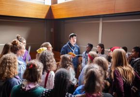 Maurice effectue un feedback à chaque groupe d’acteurs après sa répétition sur scène. MISSON Maurice effectue un feedback à chaque groupe d’acteurs après sa répétition sur scène. MISSON