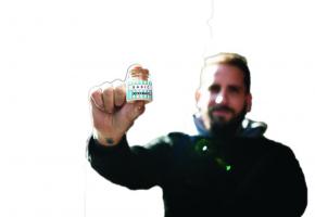 Sébastien Saugy présente le déodorant que sa femme ont lui ont fabriqué. MISSON Sébastien Saugy présente le déodorant que sa femme ont lui ont fabriqué. MISSON