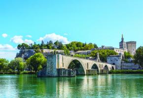 Le célèbre pont d’Avignon. En médaillon, le bateau «Camargue» avec, en arrière-plan, le Palais des papes. 123RF/BLOODUA Le célèbre pont d’Avignon. En médaillon, le bateau «Camargue» avec, en arrière-plan, le Palais des papes. 123RF/BLOODUA