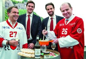 A l’occasion de la présentation à la presse de cette seconde édition des Pintes vaudoises, le Conseiller d’Etat Philippe Leuba n’a pas hésité à préparer la fondue avec, à gauche, Gilles Meystre, président de GastroVaud et, en arrière-plan, les joueurs du LHC Joël Genazzi et Etienne Froidevaux. JEAN-BERNARD SIEBER