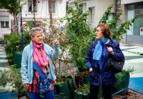 Les riverains, ici Gladys Rossi (à gauche) et Inelda Giannardi, se plaignent d’un défilé quotidien sous leurs fenêtres. MISSON-TILLE Les riverains, ici Gladys Rossi (à gauche) et Inelda Giannardi, se plaignent d’un défilé quotidien sous leurs fenêtres. MISSON-TILLE