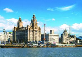 Le Royal Liver Building au bord de l’estuaire de la Mercey, fleuve traversant Liverpool. Autrefois méprisée, la ville a su modifier son image. Les touristes y affluent. PIXABAY Le Royal Liver Building au bord de l’estuaire de la Mercey, fleuve traversant Liverpool. Autrefois méprisée, la ville a su modifier son image. Les touristes y affluent. PIXABAY