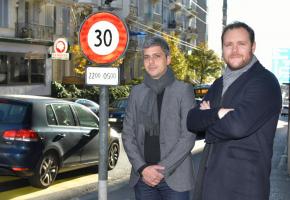 Louis Dana (à gauche) et Gregory Pache sont tous deux membres du collectif citoyen qui demande la multiplication des zones limitées à 30km/h. VERISSIMO Louis Dana (à gauche) et Gregory Pache sont tous deux membres du collectif citoyen qui demande la multiplication des zones limitées à 30km/h. VERISSIMO
