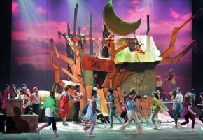 Le week-end dernier, dans une mise en scène de Stefan Hort, le Capitaine Crochet et toute sa clique de pirates, Peter Pan et les fougueux enfants perdus, mais aussi des fées et des sirènes, étaient sur la scène du Théâtre de Beaulieu à l’occasion 124e spectacle de La Paternelle, qui a fait rêver petits et grands. VALDEMAR VERISSIMO Le week-end dernier, dans une mise en scène de Stefan Hort, le Capitaine Crochet et toute sa clique de pirates, Peter Pan et les fougueux enfants perdus, mais aussi des fées et des sirènes, étaient sur la scène du Théâtre de Beaulieu à l’occasion 124e spectacle de La Paternelle, qui a fait rêver petits et grands. VALDEMAR VERISSIMO