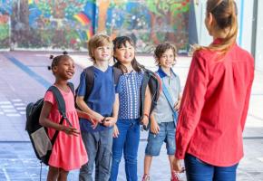 Les travailleurs de l’accueil pour enfants en milieu scolaire, ont souvent un statut d’auxiliaire. 123RF Les travailleurs de l’accueil pour enfants en milieu scolaire, ont souvent un statut d’auxiliaire. 123RF
