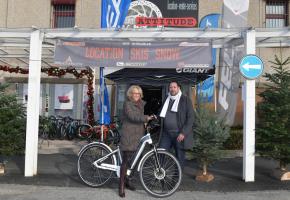 Le concours organisé par les commerçants du Centre Commercial d’Ecublens a connu un vif succès. L’heureuse gagnante s’appelle Simone Jaccaud et a reçu un vélo e-bike d’une valeur de 3’600 francs. Elle pose ici aux côtés de Jean-Gilles Talin, directeur de la maison Sport Attitude. Bonne route! Le concours organisé par les commerçants du Centre Commercial d’Ecublens a connu un vif succès. L’heureuse gagnante s’appelle Simone Jaccaud et a reçu un vélo e-bike d’une valeur de 3’600 francs. Elle pose ici aux côtés de Jean-Gilles Talin, directeur de la maison Sport Attitude. Bonne route!
