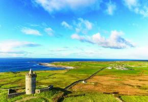Le château de Kylemore, avec son église néo-gothique et ses jardins victoriens, est un des principaux lieux touristiques de la région du Connemara. Le château de Kylemore, avec son église néo-gothique et ses jardins victoriens, est un des principaux lieux touristiques de la région du Connemara.