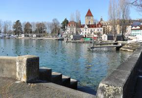 Ce nouvel endroit de baignade sera situé entre le premier pavillon des loueurs de bateaux sur la place du Port et le ponton de la Vierge du Lac. VERISSIMO Ce nouvel endroit de baignade sera situé entre le premier pavillon des loueurs de bateaux sur la place du Port et le ponton de la Vierge du Lac. VERISSIMO