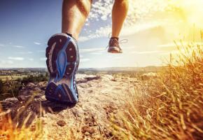 Chez 40% des coureurs, le pied va vers l’intérieur lorsqu’il touche  le sol. DR