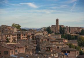 Les toits rappellent immédiatement l’architecture toscane. PIXABAY Les toits rappellent immédiatement l’architecture toscane. PIXABAY