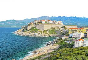 Calvi et son emblématique citadelle. 123RF Calvi et son emblématique citadelle. 123RF