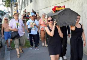 A Aloys-Fauquez, samedi 29 juin, une cinquantaine de personnes ont manifesté en portant un cercueil symbolisant la mort du service public. VERISSIMO A Aloys-Fauquez, samedi 29 juin, une cinquantaine de personnes ont manifesté en portant un cercueil symbolisant la mort du service public. VERISSIMO