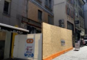 La très grande majorité des locataires exercent des activités commerciales très prétéritées par les travaux. En médaillon, Noémie Houlmann de l’institut de Beauté «Chez Noémie. CA La très grande majorité des locataires exercent des activités commerciales très prétéritées par les travaux. En médaillon, Noémie Houlmann de l’institut de Beauté «Chez Noémie. CA