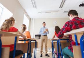 500 à 600 enseignants intérimaires garantissent la pérennité de l’enseignement dans le canton . 123RF 500 à 600 enseignants intérimaires garantissent la pérennité de l’enseignement dans le canton . 123RF