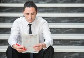Chercher du travail pendant qu’on est au chômage? Pas toujours une bonne idée! 123RF Chercher du travail pendant qu’on est au chômage? Pas toujours une bonne idée! 123RF