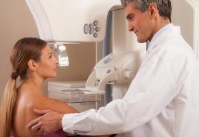 Tous les 2 ans, entre 50 et 75 ans, les femmes vaudoises se voient proposer une mammographie systématique. 123RF