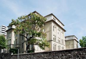 Le collège de St-Roch a été bâti en... 1874. En médaillon, Barbara de Kerchove, cheffe du service des Ecoles, en charge du plan d’assainissement des bâtiments scolaires. VILLE DE LAUSANNE/CARP Le collège de St-Roch a été bâti en... 1874. En médaillon, Barbara de Kerchove, cheffe du service des Ecoles, en charge du plan d’assainissement des bâtiments scolaires. VILLE DE LAUSANNE/CARP