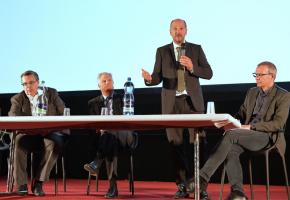 De gauche à droite, Frédéric Maire, directeur de la Cinémathèque suisse, Olivier Steimer, président de la Fondation Capitole, le syndic Grégoire Junod et Michael Kinzer, chef du Service de la culture de la Ville. VERISSIMO De gauche à droite, Frédéric Maire, directeur de la Cinémathèque suisse, Olivier Steimer, président de la Fondation Capitole, le syndic Grégoire Junod et Michael Kinzer, chef du Service de la culture de la Ville. VERISSIMO