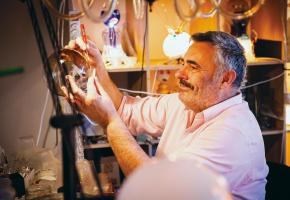 L’artiste au milieu des lustres et de ses propres créations dans son atelier de Puidoux. MISSON-TILLE L’artiste au milieu des lustres et de ses propres créations dans son atelier de Puidoux. MISSON-TILLE
