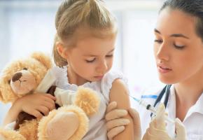 La vaccination a permis d’éradiquer de nombreuses maladies. En médaillon, le poumon d’acier, calvaire à vie pour les enfants qui survivaient à la polio.  DR