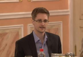 Edward Snowden, recherché par son pays, et en quête désespérée d’asile. En médaillon, son livre qui vient de paraître. DR Edward Snowden, recherché par son pays, et en quête désespérée d’asile. En médaillon, son livre qui vient de paraître. DR