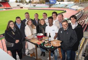 Les partenaires des Pintes ouvertes 2019 réunis à la Pontaise à l’occasion du lancement de l’opération: GastroVaud, Charcuterie vaudoise IGP, Office des Vins Vaudois, Vaud Terroirs, Artisans boulangers vaudois, Interprofession du Gruyère, Lausanne à Table, Hugo Reitzel et Lausanne Sport. JEAN-BERNARD SIEBER