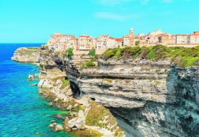 Bonifacio et ses impressionnantes falaises blanches. Un point de vue sidérant! SHUTTERSTOCK
