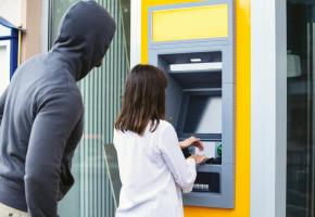 Lors des retraits au bancomat, la vigilance doit être la règle. 123RF Lors des retraits au bancomat, la vigilance doit être la règle. 123RF