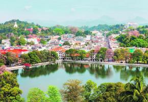 Ville sacrée abritant le fameux temple de la Dent, Kandy se distingue par son lac, qui en est la carte de visite. 123RF/ SAIKO3P Ville sacrée abritant le fameux temple de la Dent, Kandy se distingue par son lac, qui en est la carte de visite. 123RF/ SAIKO3P
