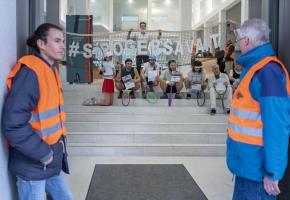 Pour le Pr Bernhard Straüli (en médaillon), aucun argument juridique ne justifie l’acquittement des activistes du climat. KEYSTONE
