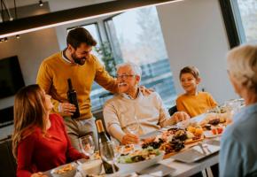 Pro Senectute Vaud donne l’occasion aux Vaudois de recevoir une personne senior pour partager un repas festif. 123RF