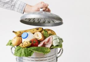 Des aliments dont la date de vente est dépassée mais qui sont de qualité irréprochable. Ci-dessous, Denis Corboz, le fondateur des Soirées 2ème service et Franck Giovannini le Chef de l’Hôtel de Ville de Crissier. DR Des aliments dont la date de vente est dépassée mais qui sont de qualité irréprochable. Ci-dessous, Denis Corboz, le fondateur des Soirées 2ème service et Franck Giovannini le Chef de l’Hôtel de Ville de Crissier. DR