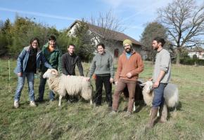 Le collectif devant la Ferme de Bassenges. EPFL ALAIN HERZOG