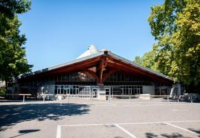La patinoire n’est pas près de voir des patineurs. En médaillon, Pascal Gemperli conseiller communal vert. MISSON-TILLE