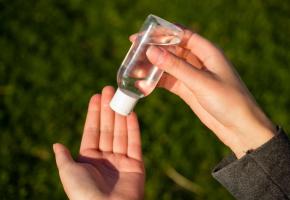 Si la Confédération avait imposé la sauvegarde des réserves, la Suisse n’aurait pas été en manque de gel désinfectant au début de la crise. 1,2,3 RF Si la Confédération avait imposé la sauvegarde des réserves, la Suisse n’aurait pas été en manque de gel désinfectant au début de la crise. 1,2,3 RF