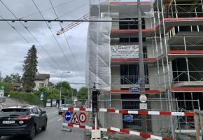 Le chantier est si près de la route que le trafic se fait provisoirement en mode alterné. PHK Le chantier est si près de la route que le trafic se fait provisoirement en mode alterné. PHK