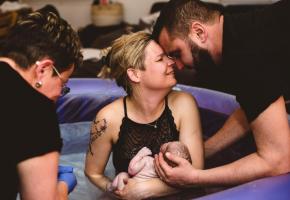Le 4e enfant de cette Vaudoise et de son compagnon a pointé le bout de son nez chez elle entre les mains expertes de la sage-femme Hélène Villars. SOPHIE ROBERT-NICOUD / WWW.SOFY.CH Le 4e enfant de cette Vaudoise et de son compagnon a pointé le bout de son nez chez elle entre les mains expertes de la sage-femme Hélène Villars. SOPHIE ROBERT-NICOUD / WWW.SOFY.CH