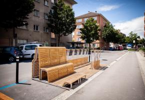Le parklet du Chemin de Montelly, installé en face de la place de jeux du quartiers et des jardins communautaires. Le parklet du Chemin de Montelly, installé en face de la place de jeux du quartiers et des jardins communautaires.