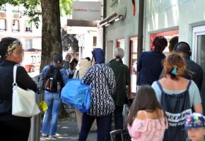 Caritas et le Centre social protestant ont versé plus d’un million de francs aux démunis. Photo Verissimo Caritas et le Centre social protestant ont versé plus d’un million de francs aux démunis.