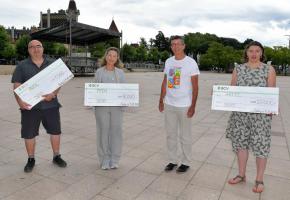 Christophe Andreae, président de la SDIO, en t-shirt Mosaïque, a remis ce 15 juillet, trois chèques à Yves Péclard (AVDL), Anne Argi (APEM) et Rachel Morciano (ARFEC). VERISSIMO Christophe Andreae, président de la SDIO, en t-shirt Mosaïque, a remis ce 15 juillet, trois chèques à Yves Péclard (AVDL), Anne Argi (APEM) et Rachel Morciano (ARFEC). VERISSIMO
